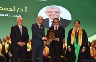 تكريم رئيس جامعة المنوفية في احتفال عيد العلم بجامعة القاهرة باعتباره أحد أبرز خريجى جامعة القاهرة وتقديرا لمسيرته الأكاديمية المتميزة والريادية