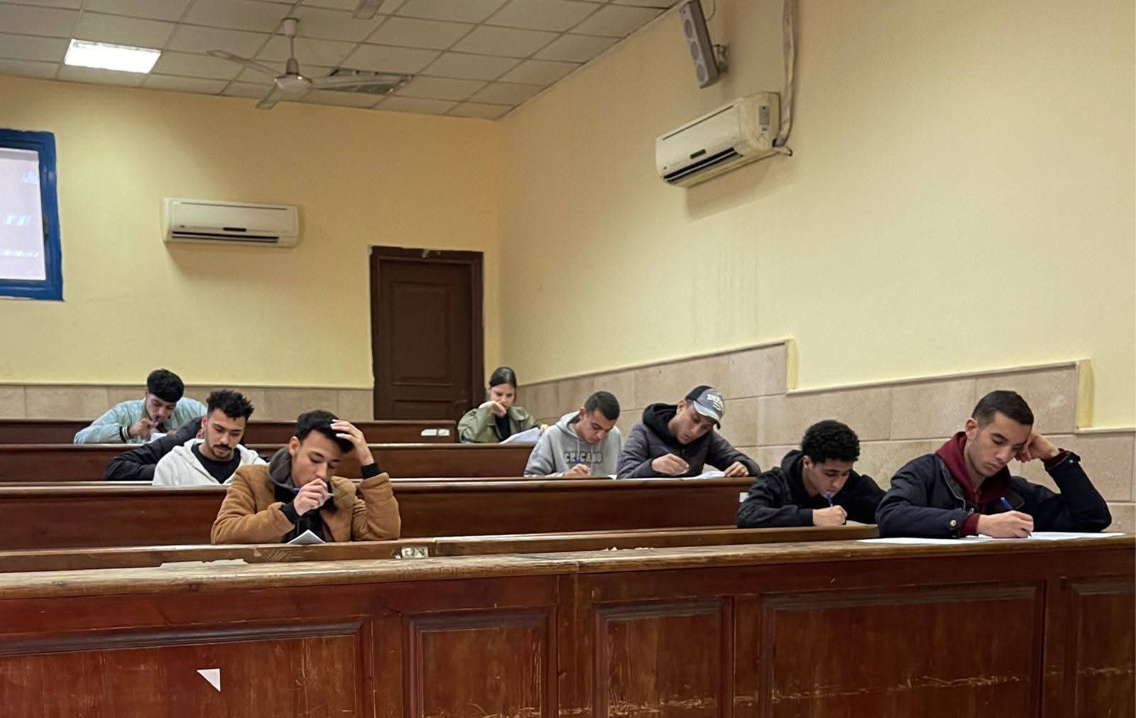 وسط أجواء إنضباطية.. بدء امتحانات نهاية الفصل الدراسي الأول بمعهد طيبة العالي للحاسب