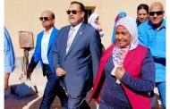 فايزه احمد فى جوله تفقديه بمدرسة عباس العقاد بقرية النصر بحضور قيادات التعليم والشباب والشئون الاجتماعية