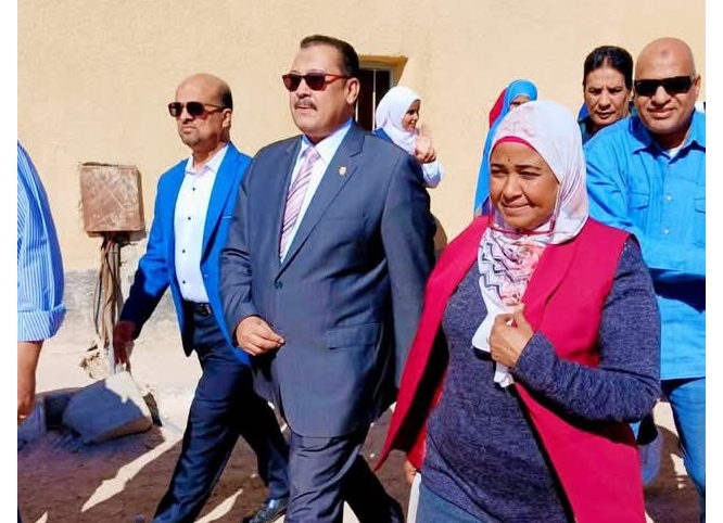 فايزه احمد فى جوله تفقديه بمدرسة عباس العقاد بقرية النصر بحضور قيادات التعليم والشباب والشئون الاجتماعية