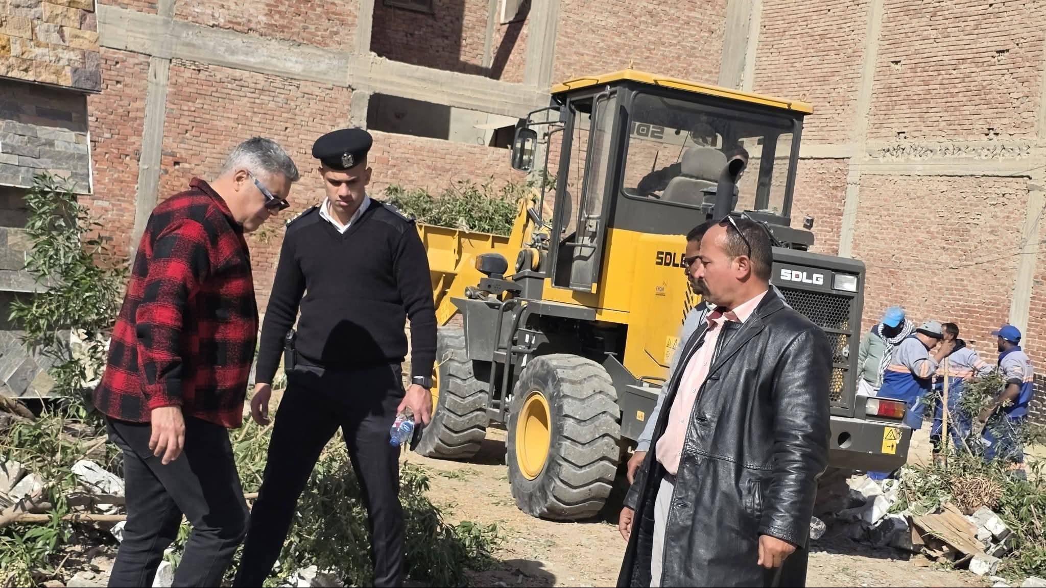 رئيس حي جنوب الغردقة يقود حملة لاسترداد ٣ قطع أراضي بمساحة ٦٧٥ متر مربع بمنطقة المستلزمات