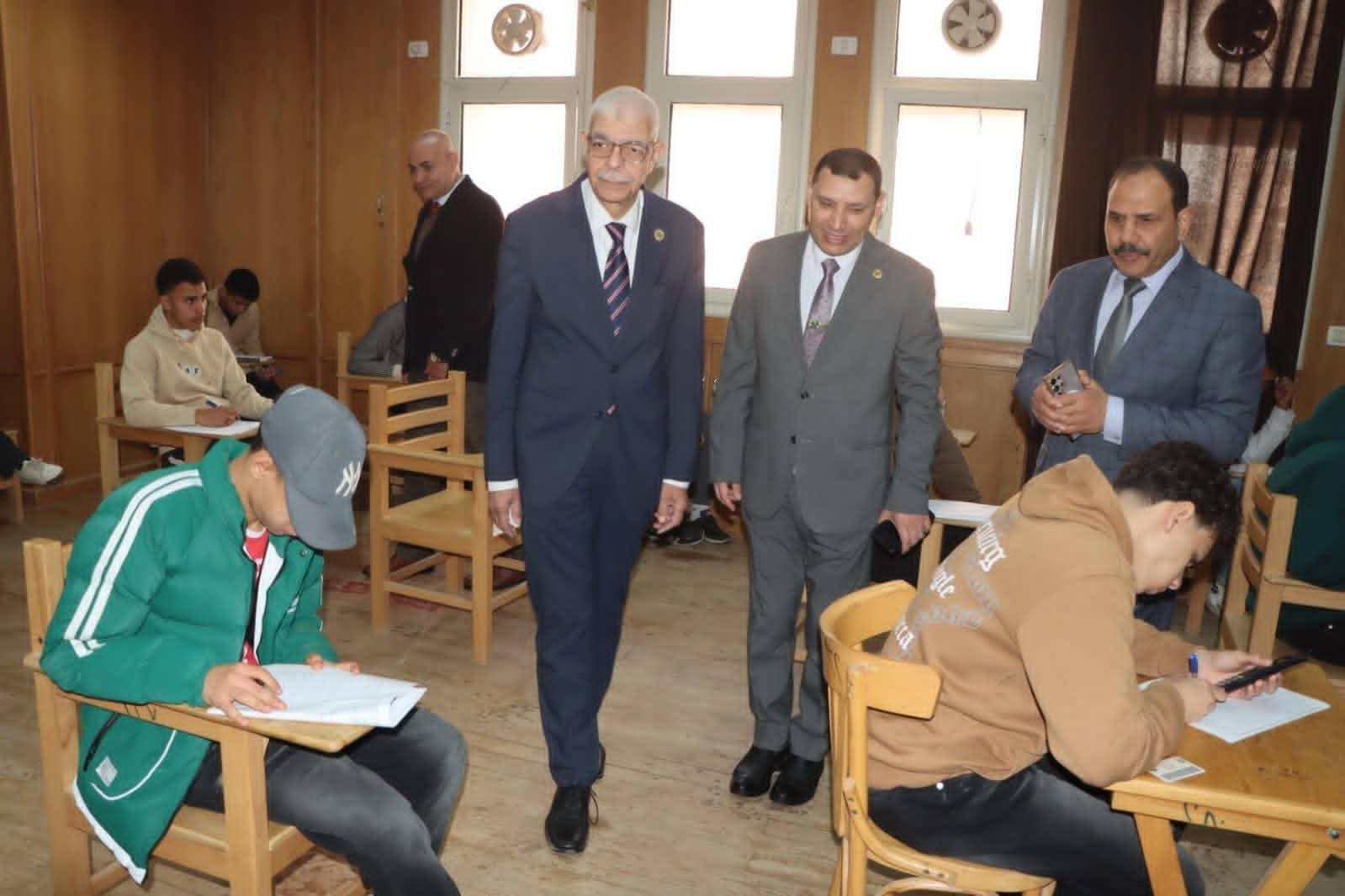 رئيس جامعة المنوفية يتفقد امتحانات كلية العلوم الصحية التطبيقية ويشدد على توفير بيئة امتحانية آمنة ومنضبطة