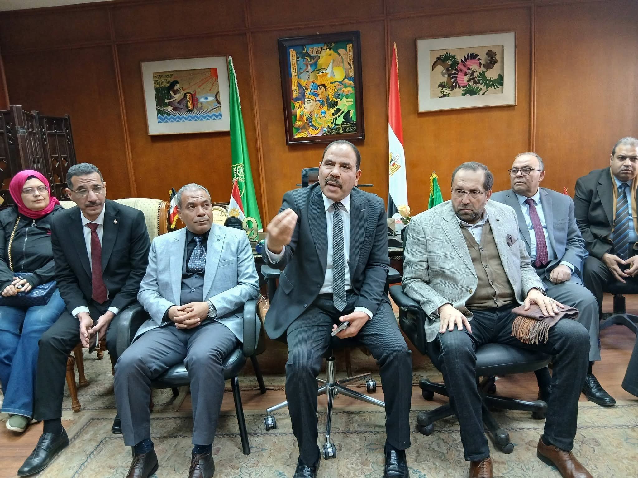 نائب رئيس الجامعة لشؤون خدمة المجتمع يعقد إجتماعًا تحضيريًا لزيارة قرية ميت عافية ويشكل لجانًا تنفيذية لحل مشكلاتها.