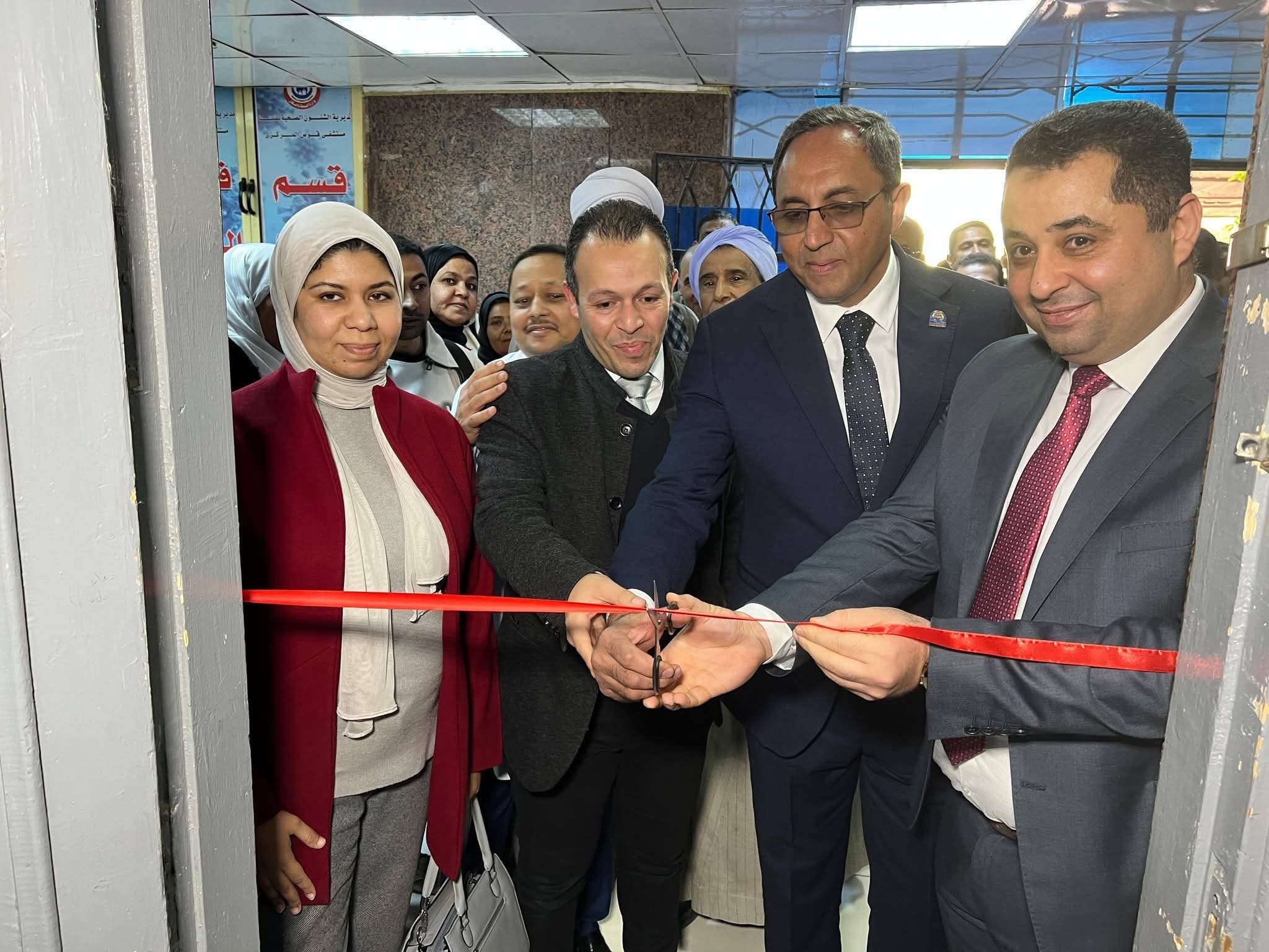 محافظ قنا يفتتح أول مكتب لخدمة عملاء التأمين الصحي بمستشفى قوص المركزيي