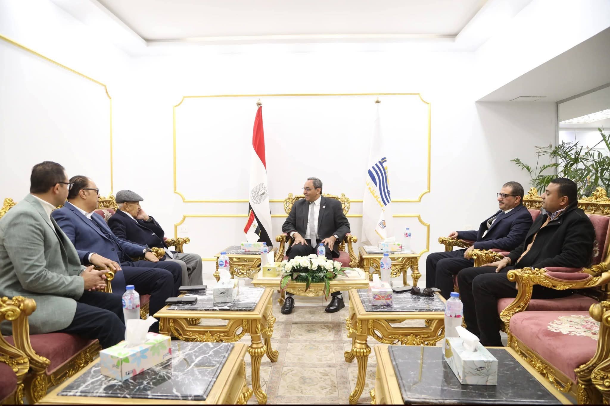 محافظ قنا يستقبل 