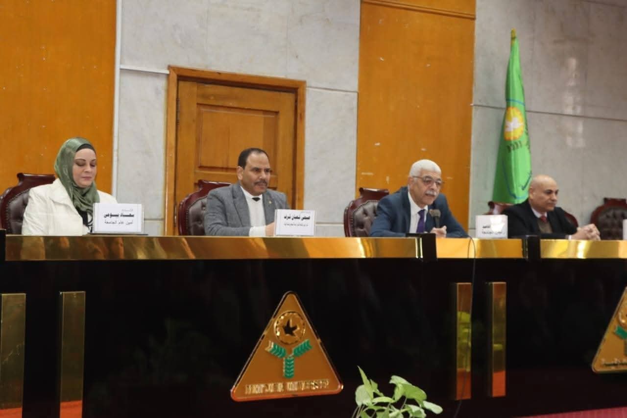 رئيس جامعة المنوفية يشيد بالتميز المؤسسي للجهاز الإدارى وتكامل الأداء خلال اجتماع موسع مع مديري العموم وأمناء الكليات