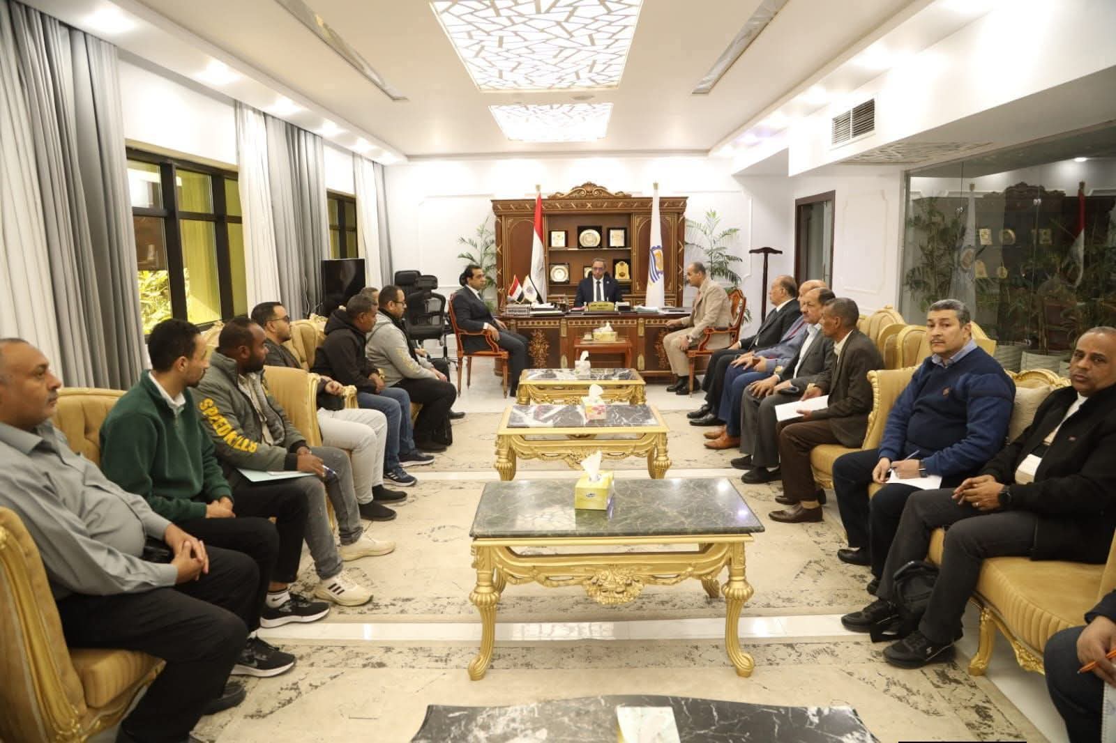 محافظ قنا يبحث مع القيادات التنفيذية أنسب السبل لتسريع تقنين وضع اليد