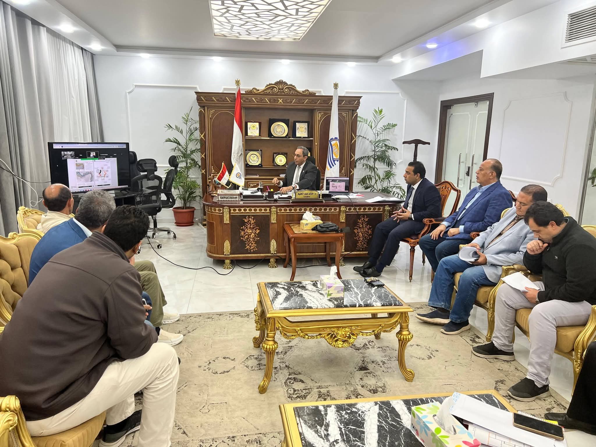 محافظ قنا يناقش أعمال التقدم في إعداد دليل 
