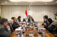 وزير قطاع الأعمال العام يبحث مع مستثمرين أتراك في صناعة الملابس فرص التعاون
