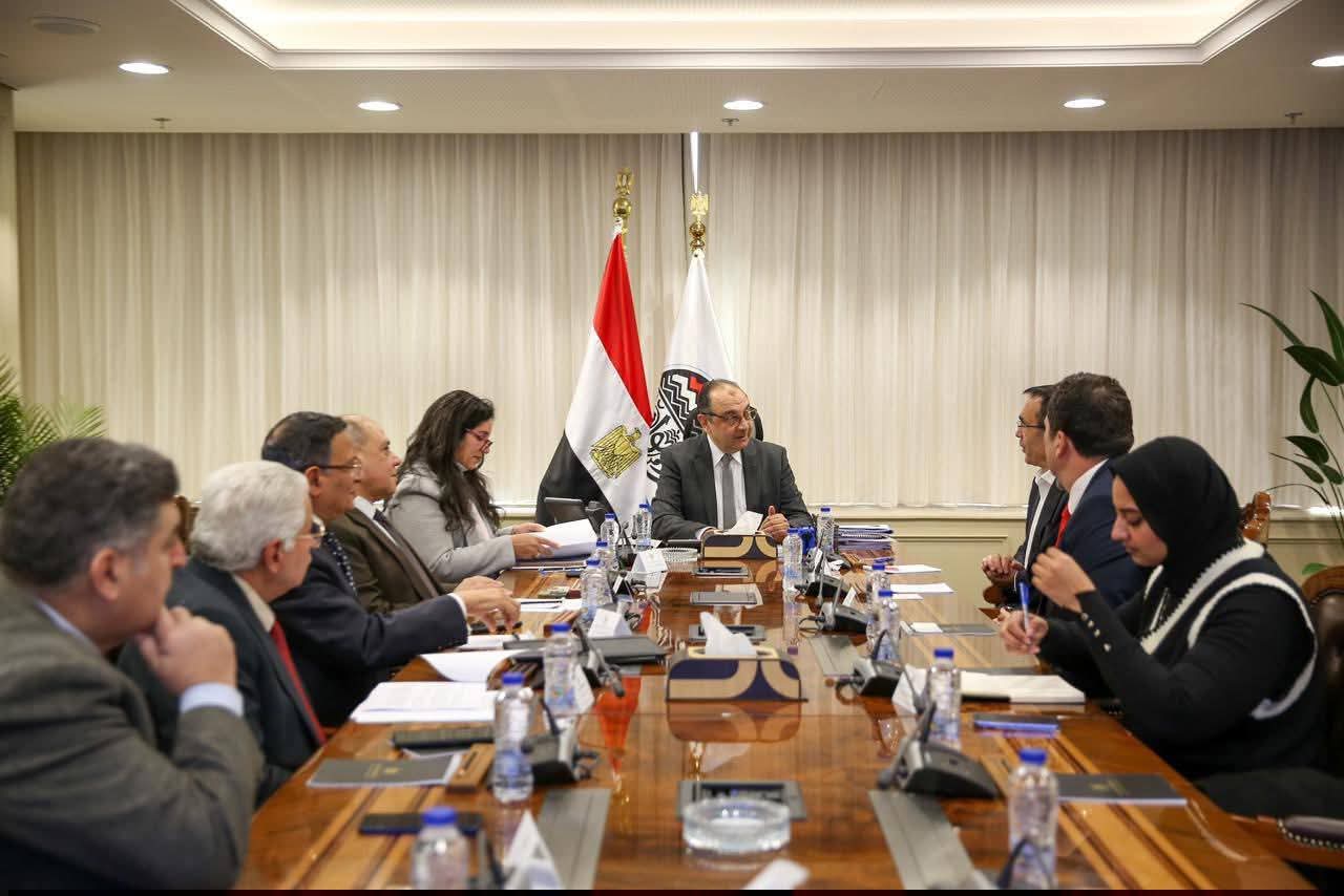 وزير قطاع الأعمال العام يبحث مع مستثمرين أتراك في صناعة الملابس فرص التعاون