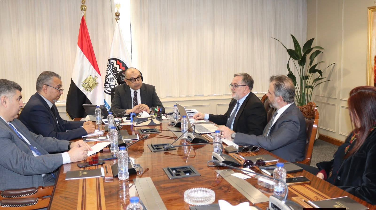 وزير قطاع الأعمال العام يبحث مع شركة إسبانية سبل التعاون في مشروعات بيئية مستدامة بالشركات التابعة