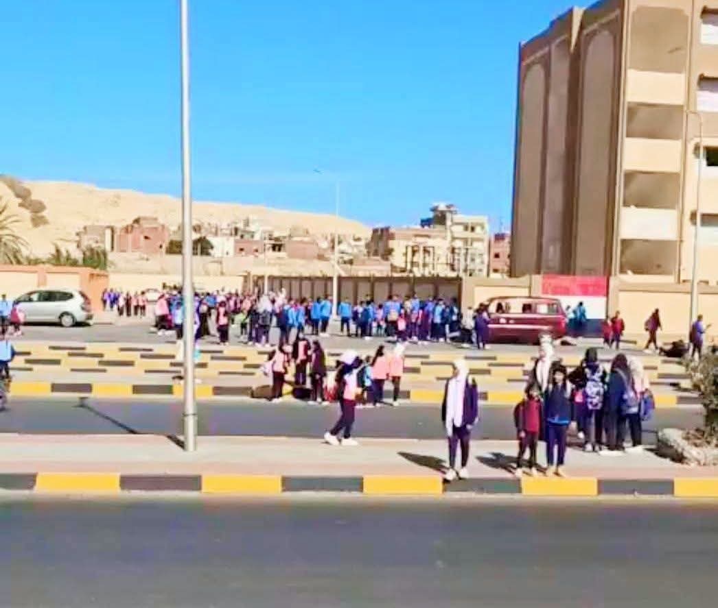 جرس إنذار قبل وقوع كارثة أمام مدرسة محمد بغدادى بشارع الحجاز فى الغردقة
