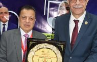 تكريم رئيس جامعة المنوفية أثناء افتتاح المؤتمر العلمي الأول لكلية التجارة حول بيئة الأعمال الرقمية والتنمية المستدامة