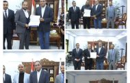 محافظ قنا يكرم العاملين بمركز سيطرة الشبكة الوطنية للطوارئ