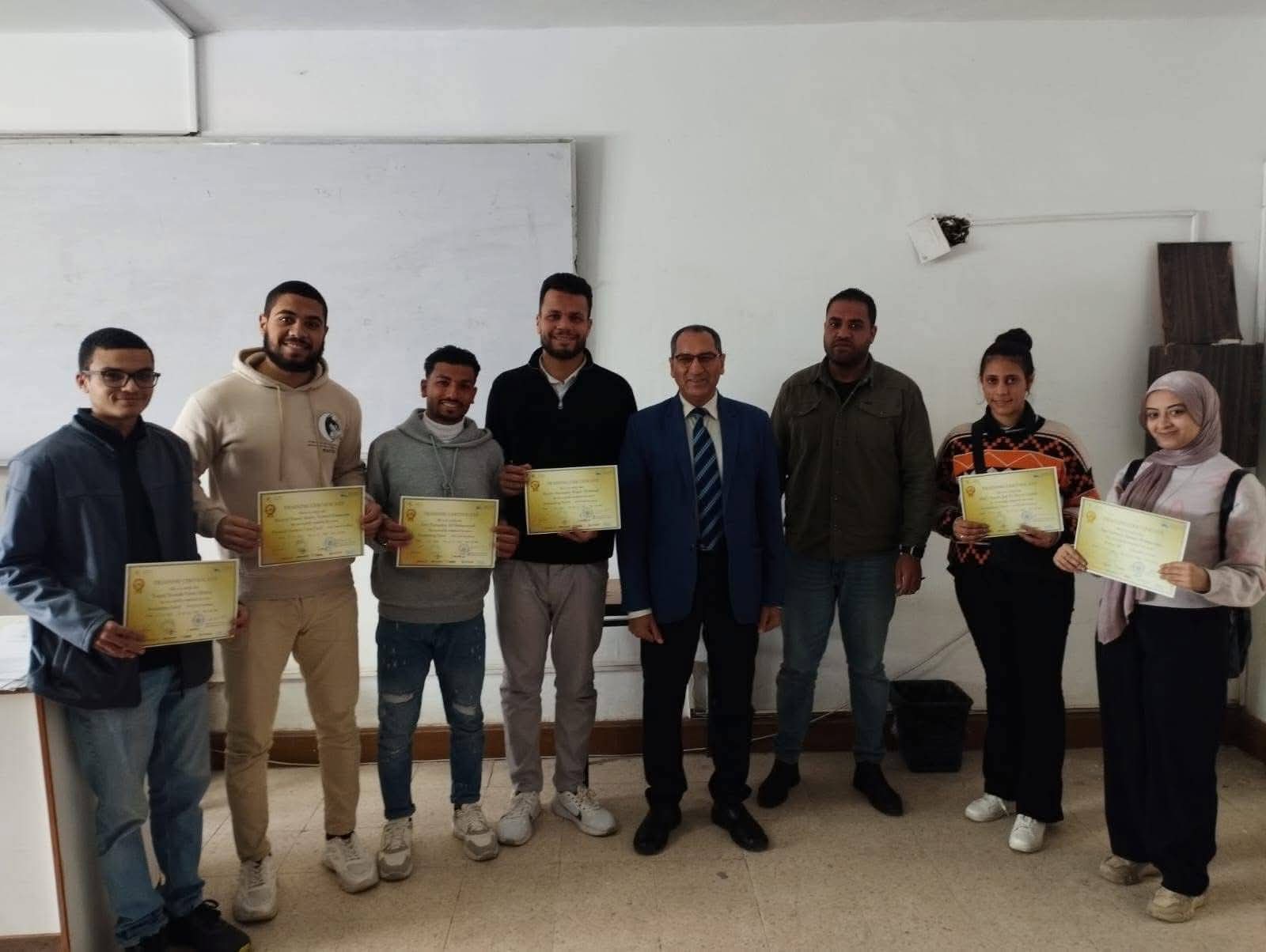تسليم شهادات التدريب الميداني المرحلة الثامنة لطلاب معهد طيبة العالي لتكنولوجيا الإدارة والمعلومات