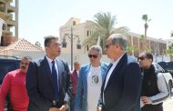 محافظ البحر الأحمر يتابع أعمال ربط خطوط الصرف الصحى بشارع الشيراتون والممشى السياحى بالغردقة