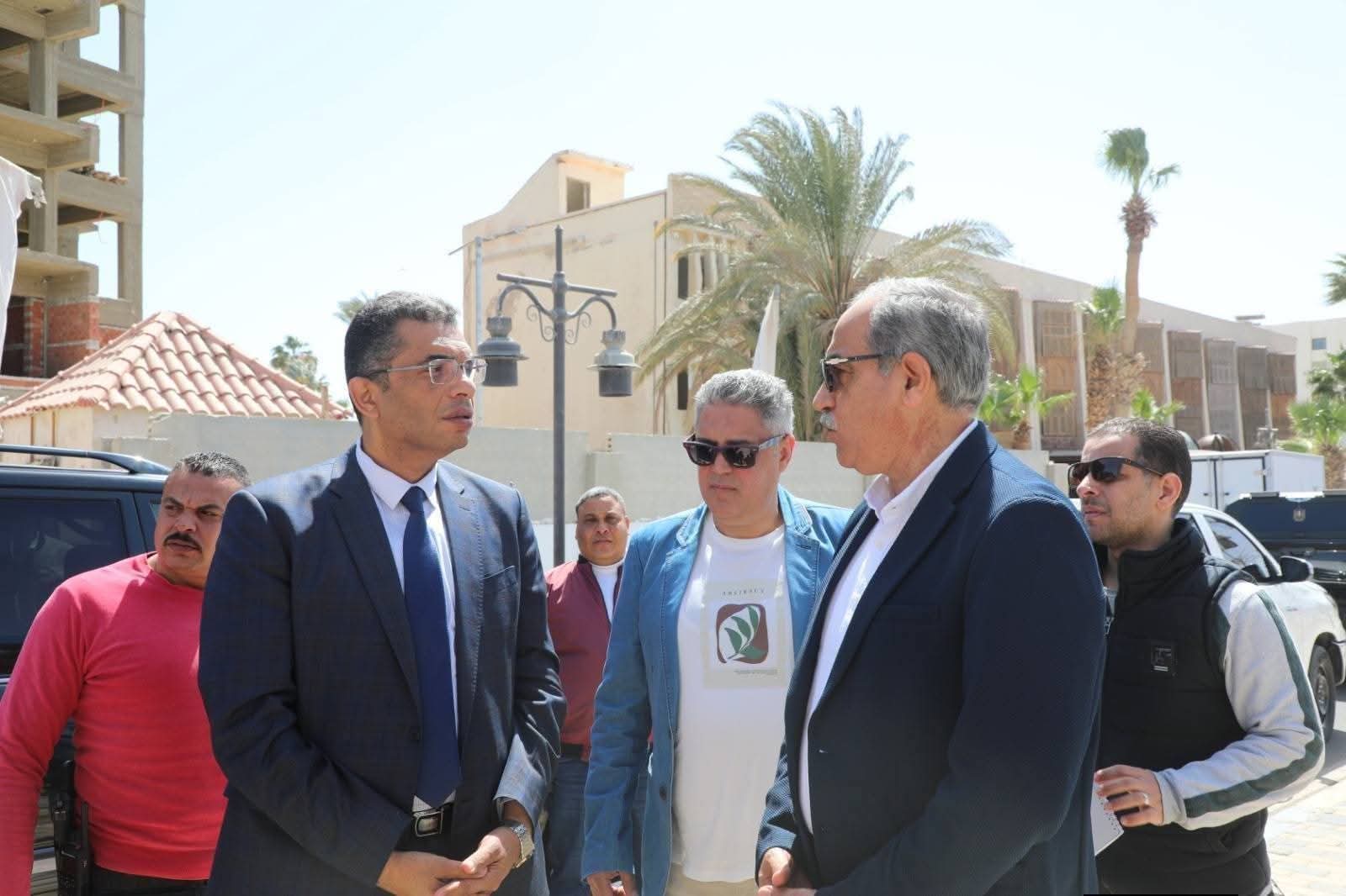 محافظ البحر الأحمر يتابع أعمال ربط خطوط الصرف الصحى بشارع الشيراتون والممشى السياحى بالغردقة