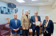 تكريم مدير مدرسة حسن كامل بالبحر الأحمر لمناسبة بلوغه سن المعاش