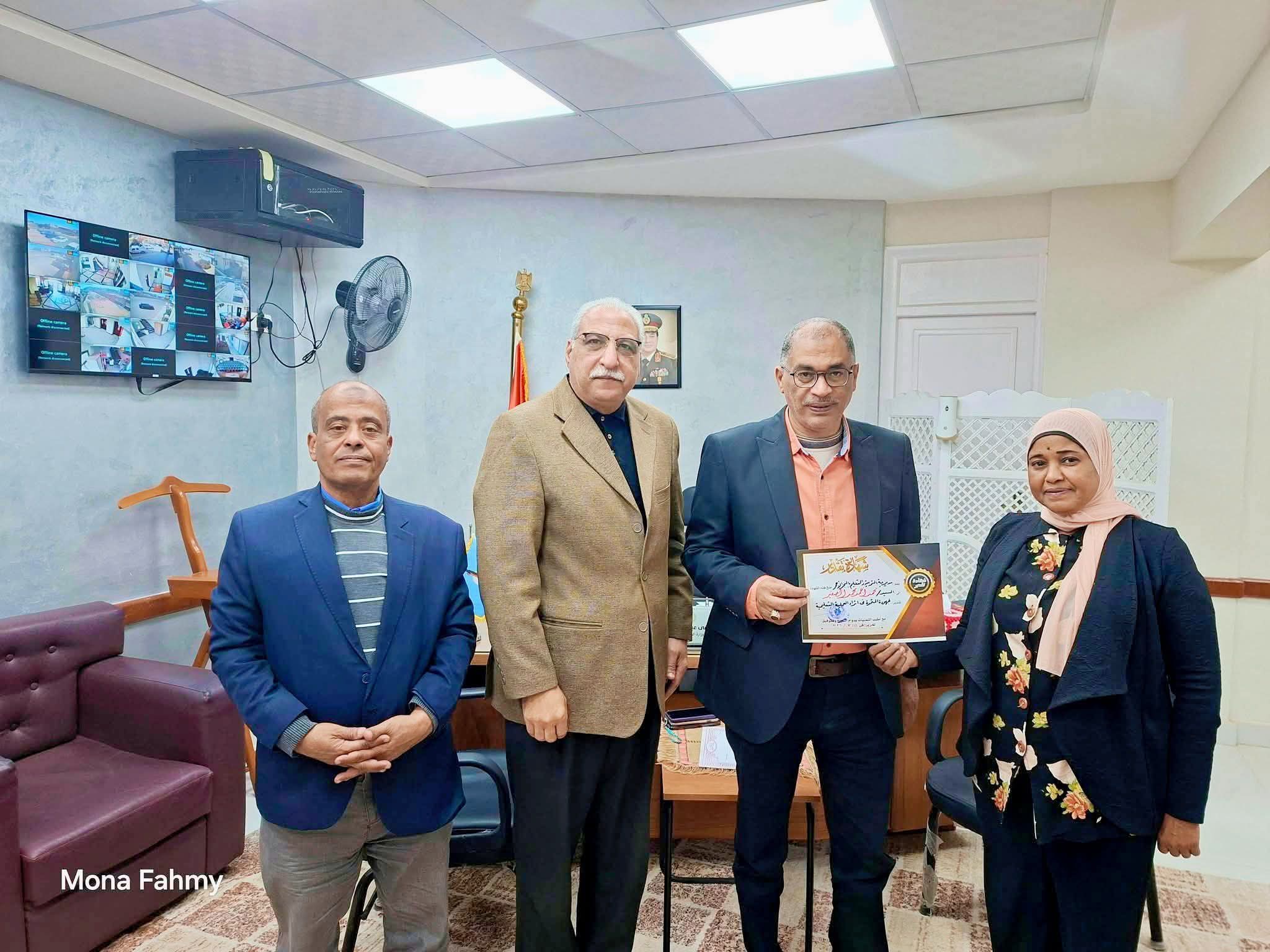 تكريم مدير مدرسة حسن كامل بالبحر الأحمر لمناسبة بلوغه سن المعاش