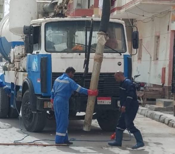 تطهير غرف الصرف الصحي وغرف الأمطار .. تزامناً مع إعلان شركة مياه البحر الأحمر حالة الطوارئ