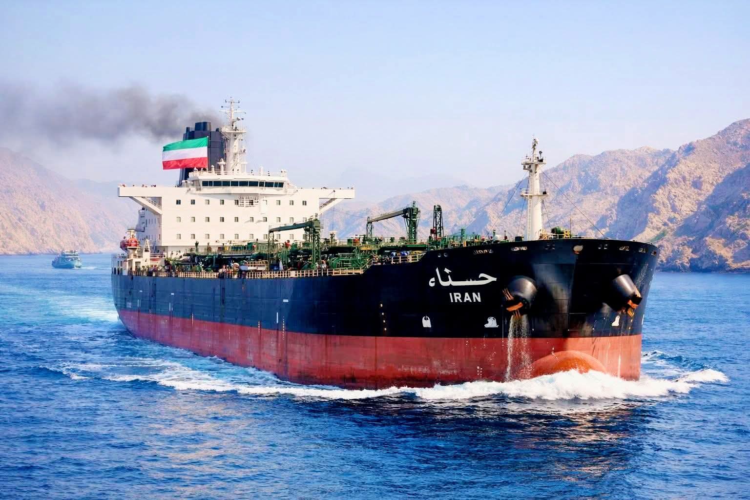الجيش الأمريكى ينتهك وقف إطلاق النار ويستهدف ناقلة نفط إيرانية بمضيق هرمز