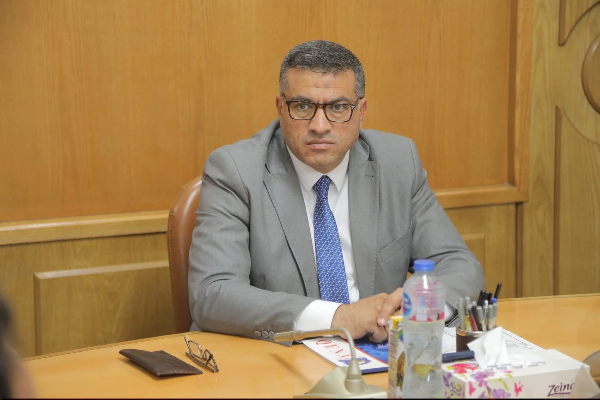 محافظ قنا: إلغاء خطوط سير 13 سيارة سرفيس لعدم استكمال السير حتى نهاية موقف البحر الأحمر