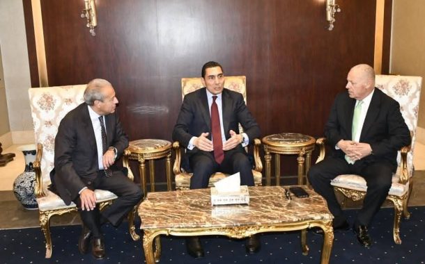 وزير الشباب والرياضة يؤازر منتخب مصر فى وديته أمام نظيره الروسى