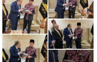 اهداء كتب ومؤلفات المفكر علي الشرفاء لوزير الشئون الدينية في إندونيسيا .. لقاء يصنع الوعي | صور