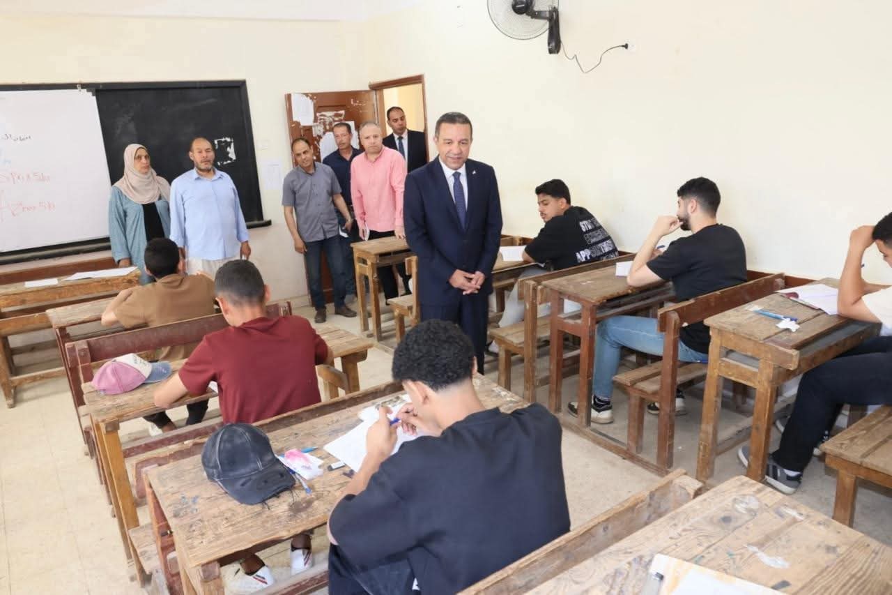 أولى أيام امتحانات الشهادة الاعدادية والثانوية الأزهرية : محافظ المنوفية يحيل مدير الادارة التعليمية ببركة السبع ومدير مدرسة الشهيد محمد عمرو البدري الإعدادية بنات للتحقيق لسوء الحالة العامة للنظافة وعدم الجاهزية الكاملة لأداء الامتحانات بالشكل الأمثل