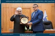 محافظ قنا يهدي درع المحافظة لرئيس منطقة قنا الأزهرية لبلوغه سن التقاعد
