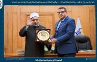 محافظ قنا يهدي درع المحافظة لرئيس منطقة قنا الأزهرية لبلوغه سن التقاعد