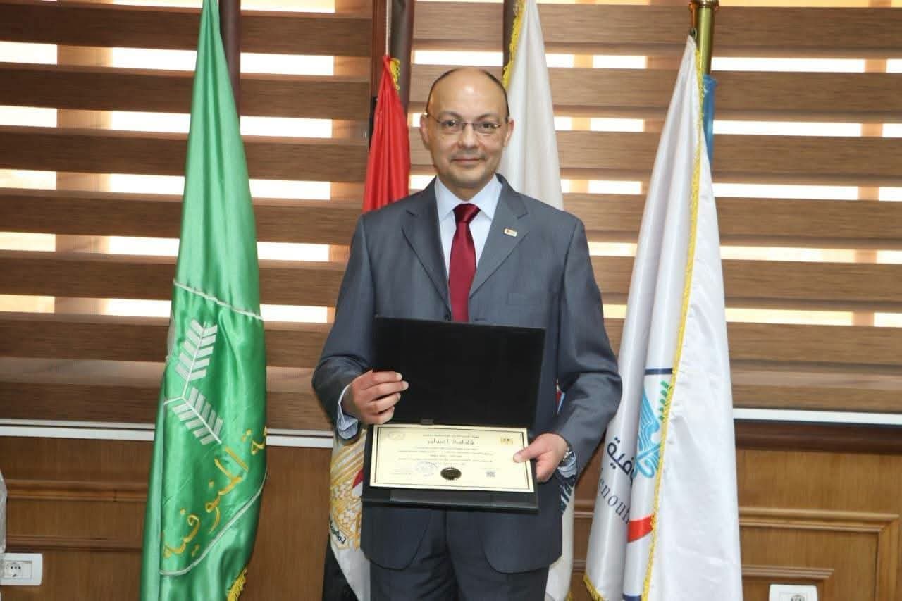 عميد كليه الطب يتسلم شهادة اعتماد البرنامج المتميز لمرحلة البكالوريوس (5+2) من الهيئة القومية لضمان جودة التعليم والاعتماد
