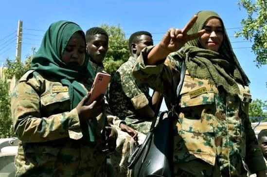 جيش السودان يتبع الإخوان في عسكرة المجتمع وتجنيد النساء
