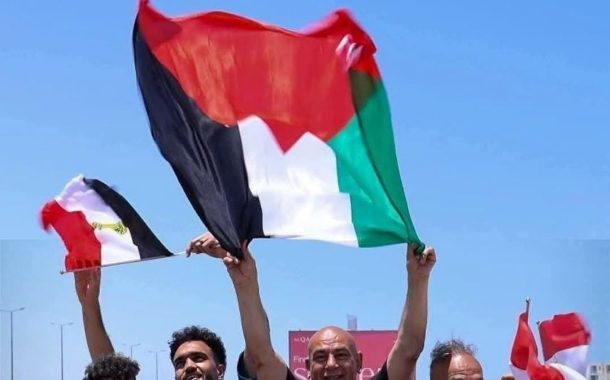 هيئة البث الاسـرائيلية تبرز رفع حسام حسن علم فلسـطين فى العلمين الجدبدة