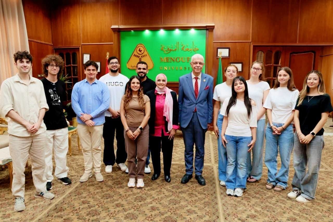 رئيس جامعة المنوفية يستقبل 12 طالبًا دوليًا للتدريب الإكلينيكي بكلية الطب ويؤكد التزام الجامعة بتعزيز التدويل والتبادل الطلابي