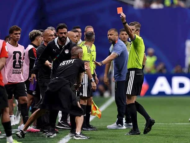 فيفا يستبعد حكم مباراة مصر الأرجنتين من باقي مباريات كأس العالم فما السبب؟