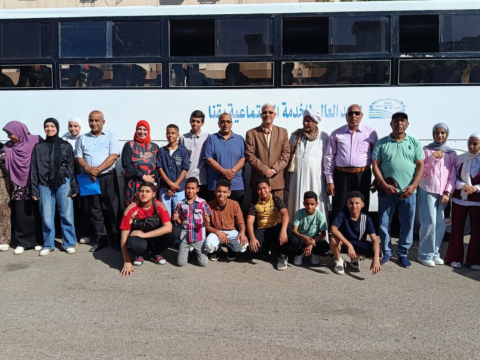 مدير تعليم قنا يودّع طلاب الأيتام المتفوقين قبل انطلاق رحلتهم التكريمية إلى الغردقة
