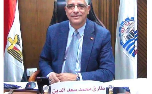 وكيل تعليم قنا بقدم التهنئة للطالب محمود حجاب لفوزه بالمركز الاول علي مستوي الجمهورية