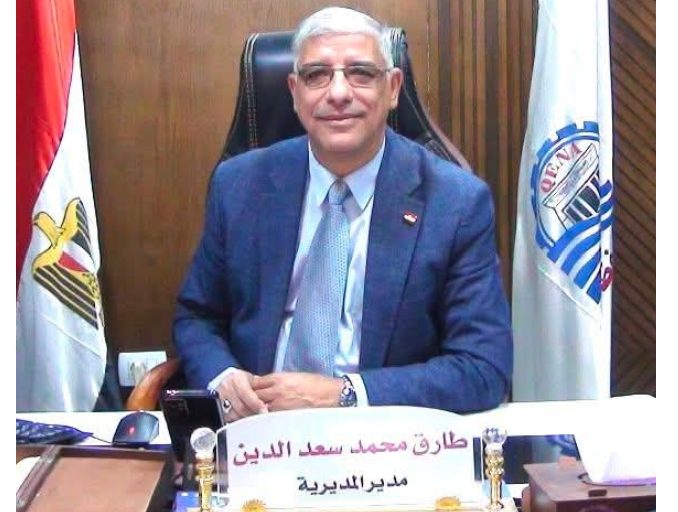 وكيل تعليم قنا بقدم التهنئة للطالب محمود حجاب لفوزه بالمركز الاول علي مستوي الجمهورية